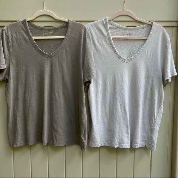 Universal Thread women's v-neck t shirts lot of two sz large neutral colors - Picture 1 of 5